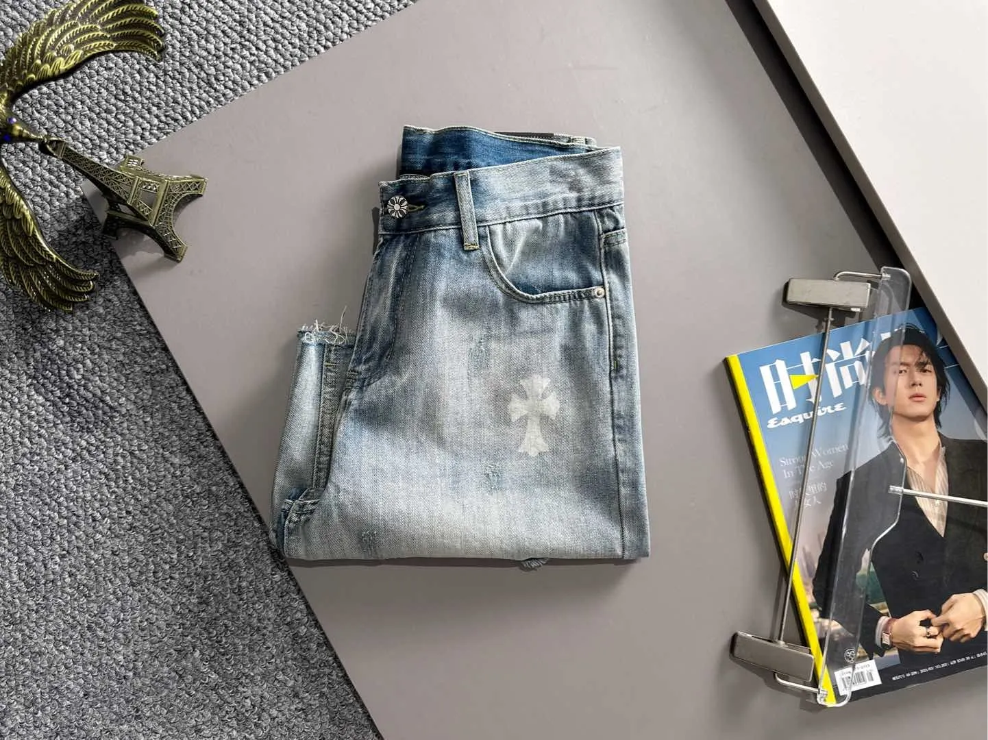 🅿️330 Croxin 2025 summer new jeans denim shorts are woven from imported Japanese Denim plain cotton denim fabrics. They are complete with three standards. The top stonewashing process makes the texture reach the old taste of the 1980s. It is soft, delicate, comfortable and breathable. The color has a modern and fashionable vicissitudes. The upper body is versatile and fashionable! Light luxury, a must-have item for daily commuting! Code number: 28-38 (please state your height and weight when placing an order)